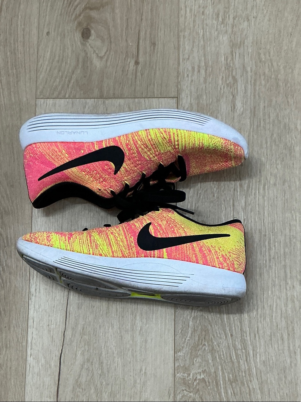 Nike Womens Epic Flyknit Sneakers - Picture 3 of 4